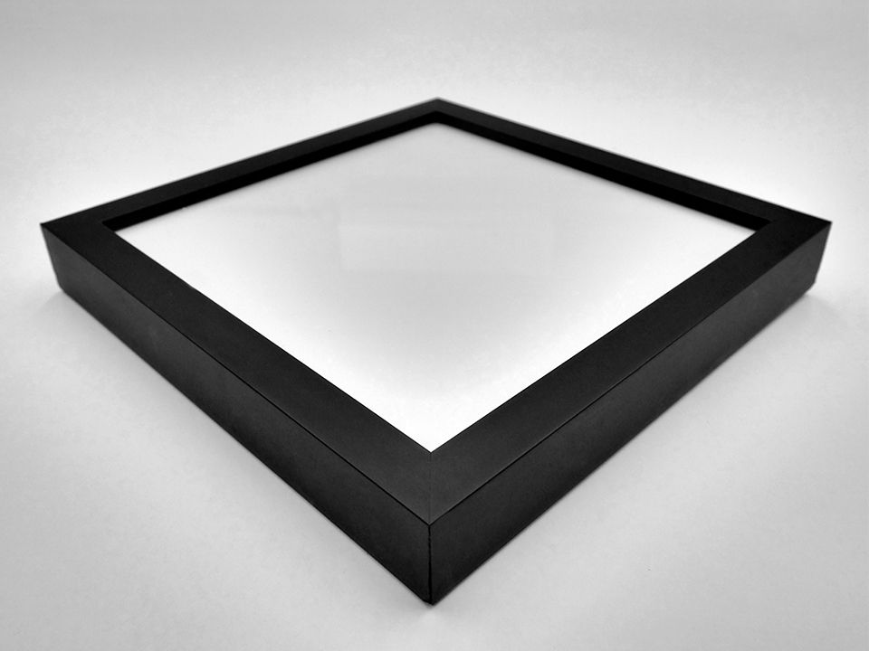 Grimpa - Galeria e Bureau Fine Art MOLDURA / VIDRO INCOLOR Moldura de madeira laqueada com 1,5x3,0 cm (frente x profundidade) até formato de 67x100cm (para tamanho final do quadro, considerar 2,00 cm a mais na altura e largura referente...