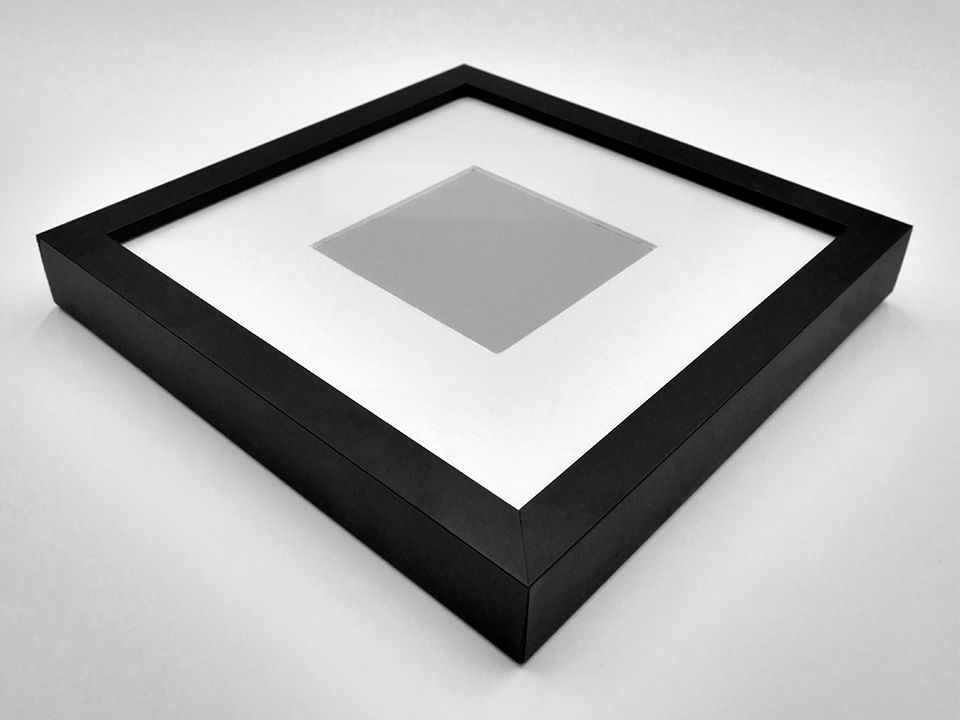 Grimpa - Galeria e Bureau Fine Art MOLDURA / PASSPATUR / VIDRO INCOLOR Moldura de madeira laqueada com 1,5x3,0 cm (frente x profundidade) até formato de 67x100cm (para tamanho final do quadro, considerar 2,00 cm a mais na altura e...
