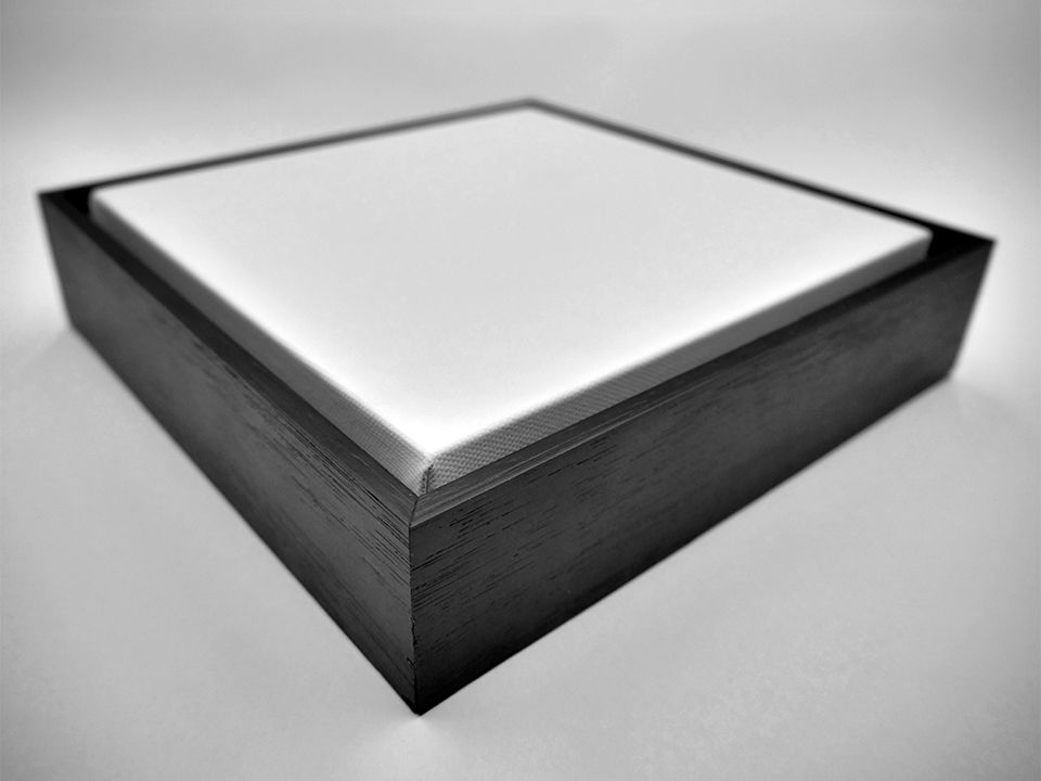 Grimpa - Galeria e Bureau Fine Art TELA EM CHASSI COM MOLDURA CANALETA Impressão em tela Canvas esticada em chassi de madeira 2x4cm (frente x profundidade). Moldura estilo canaleta em madeira com 0,6x4,5 cm (frente x profundidade)....